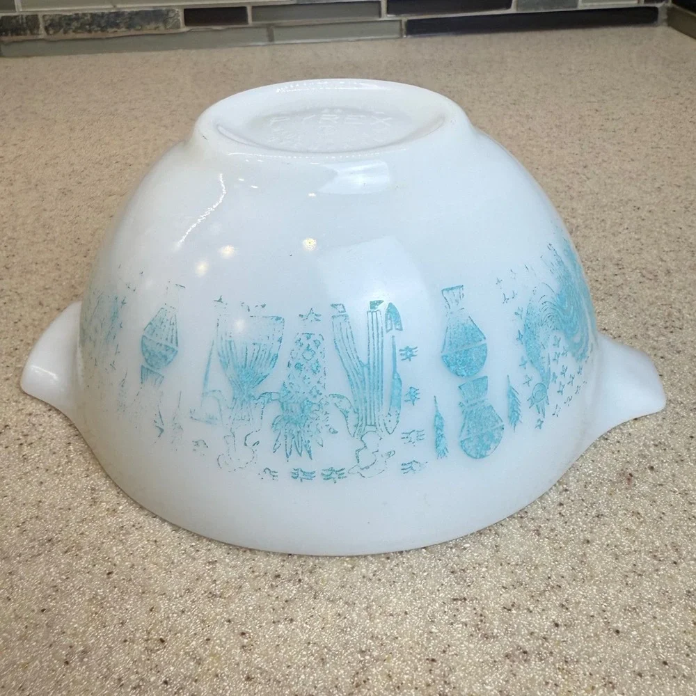 Vintage Pyrex 441 Butterprint Cinderella Mixing Bowl 1.5pt Turquoise White Amish